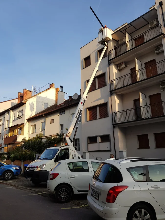 Plošina ELEMONT — prenájom na opravu strechy
